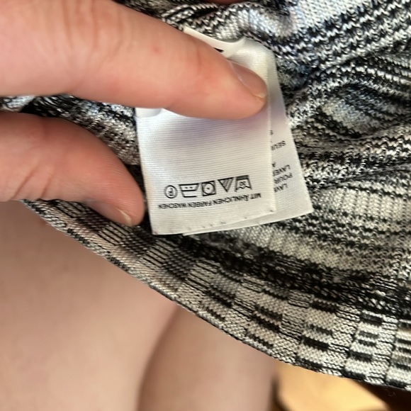 Black and white shirt - Picture 6 of 7